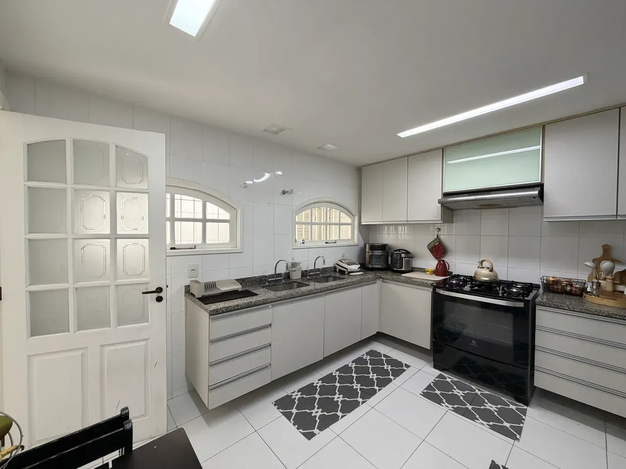 Balcony with a grill in a 3-bedroom house, 160 m² — photo 18