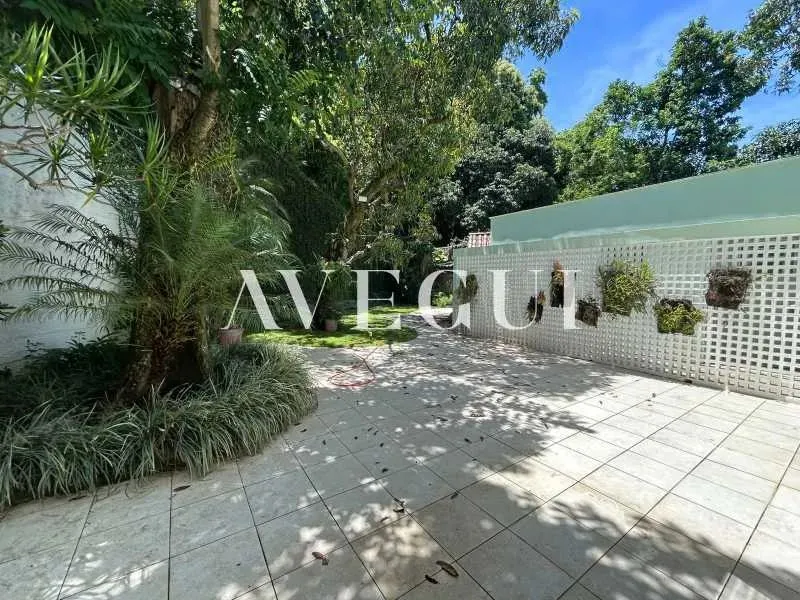House with 4 bedrooms and 5 bathrooms — photo 13