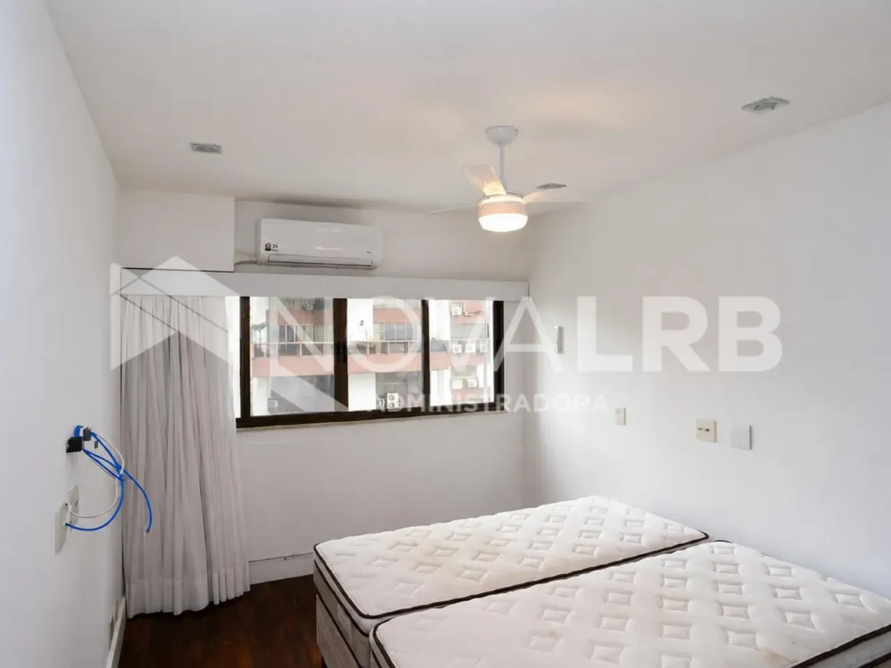 4-bedroom apartment with enclosed glass balcony — photo 19