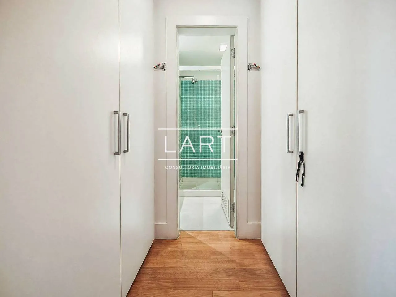 Furnished 3-bedroom apartment with 4 bathrooms and 240 m² — photo 11