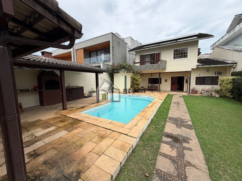 Furnished two-story house with gas kitchen and 3 bedrooms