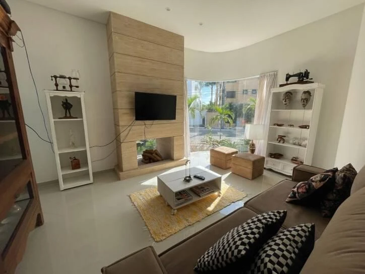 Ventanales de piso a techo y 4 dormitorios: casa de 400 m² — photo 4