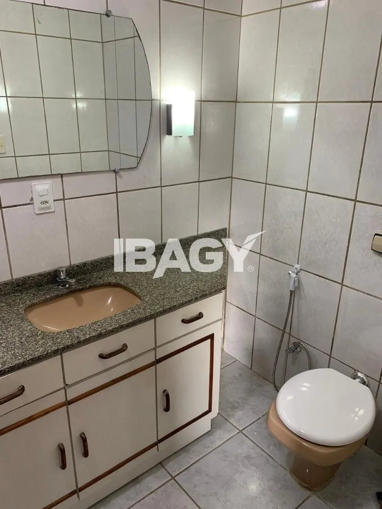 House with 4 bedrooms and 380 m², 2 parking spots — photo 14