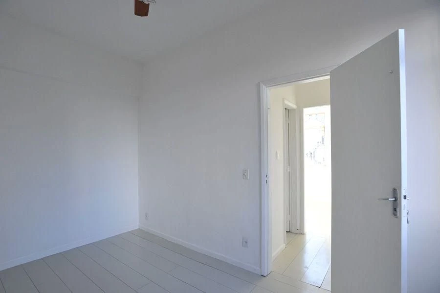 Wood or laminate floors in a 2-bedroom apartment, 54 m² — photo 6