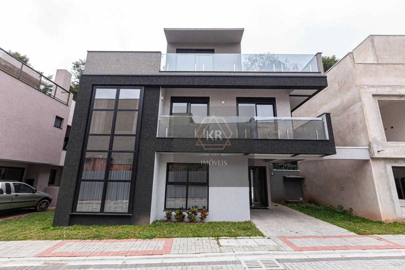 Casa com janelas do piso ao teto, Santa Felicidade — photo 10