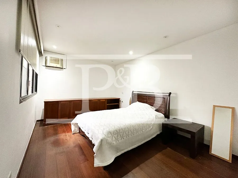 4-bedroom apartment with 250 m² and glassed-in balcony — photo 22