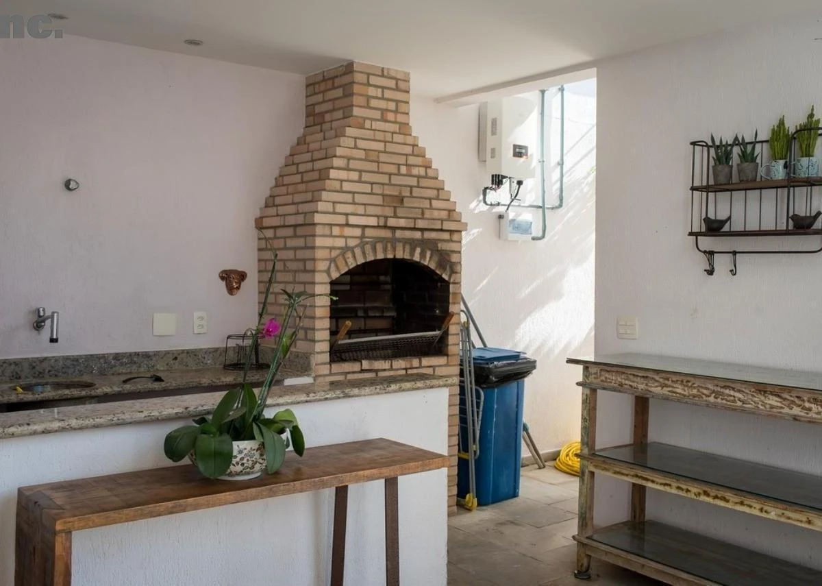 House with 4 bedrooms and 4 suites, balcony with grill — photo 20