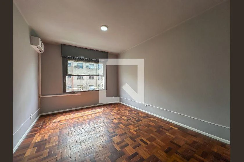 Studio com piso de madeira ou laminado, Centro — photo 6