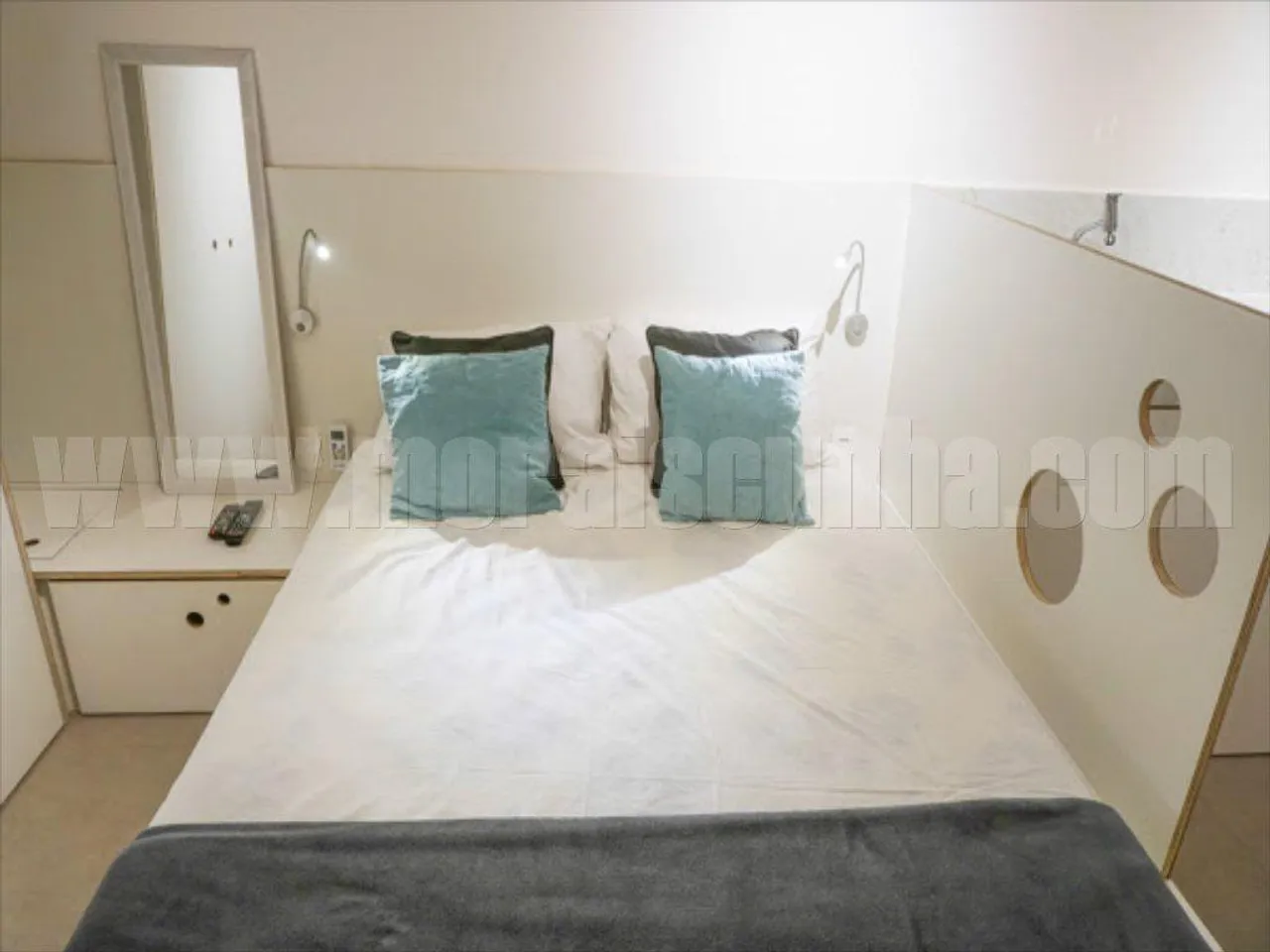 Apartamento studio sem mobília com janelas do chão ao teto — photo 9