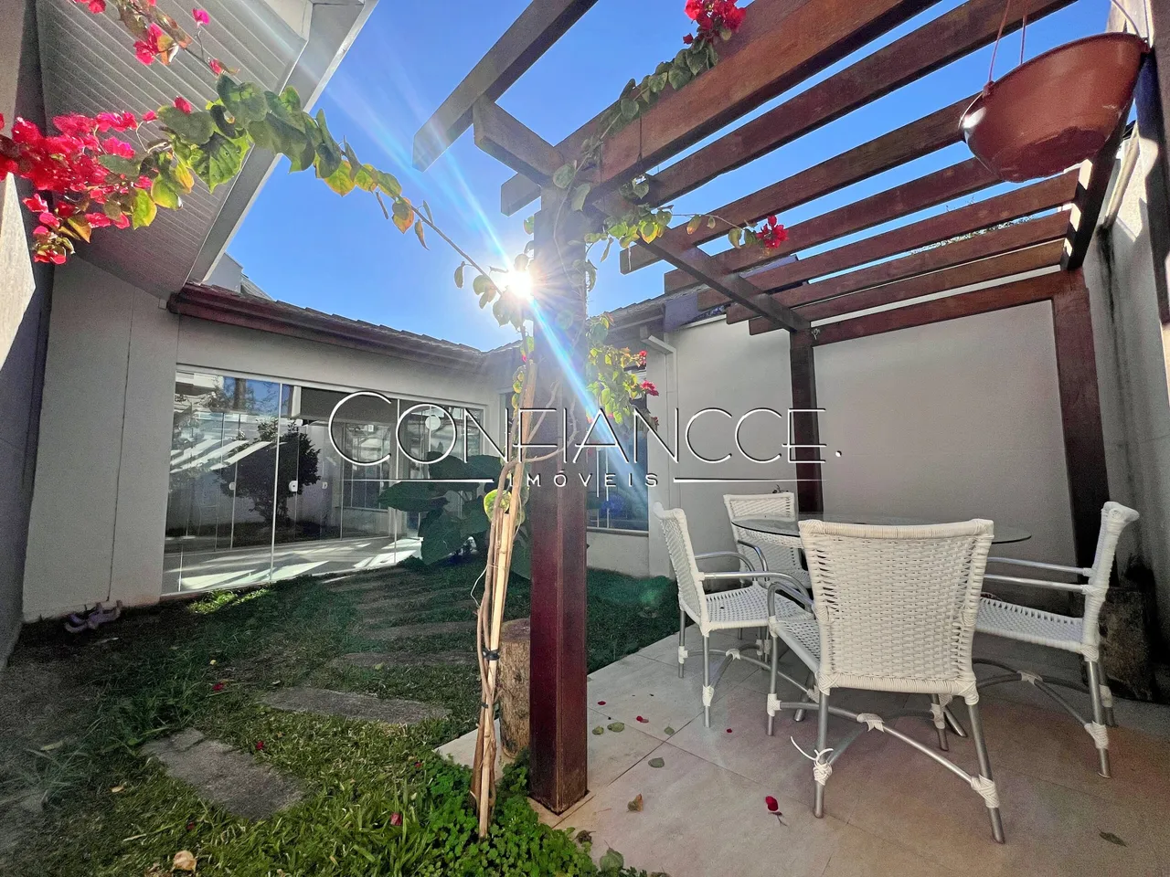 Casa em condomínio com 4 quartos e 6 banheiros — photo 2