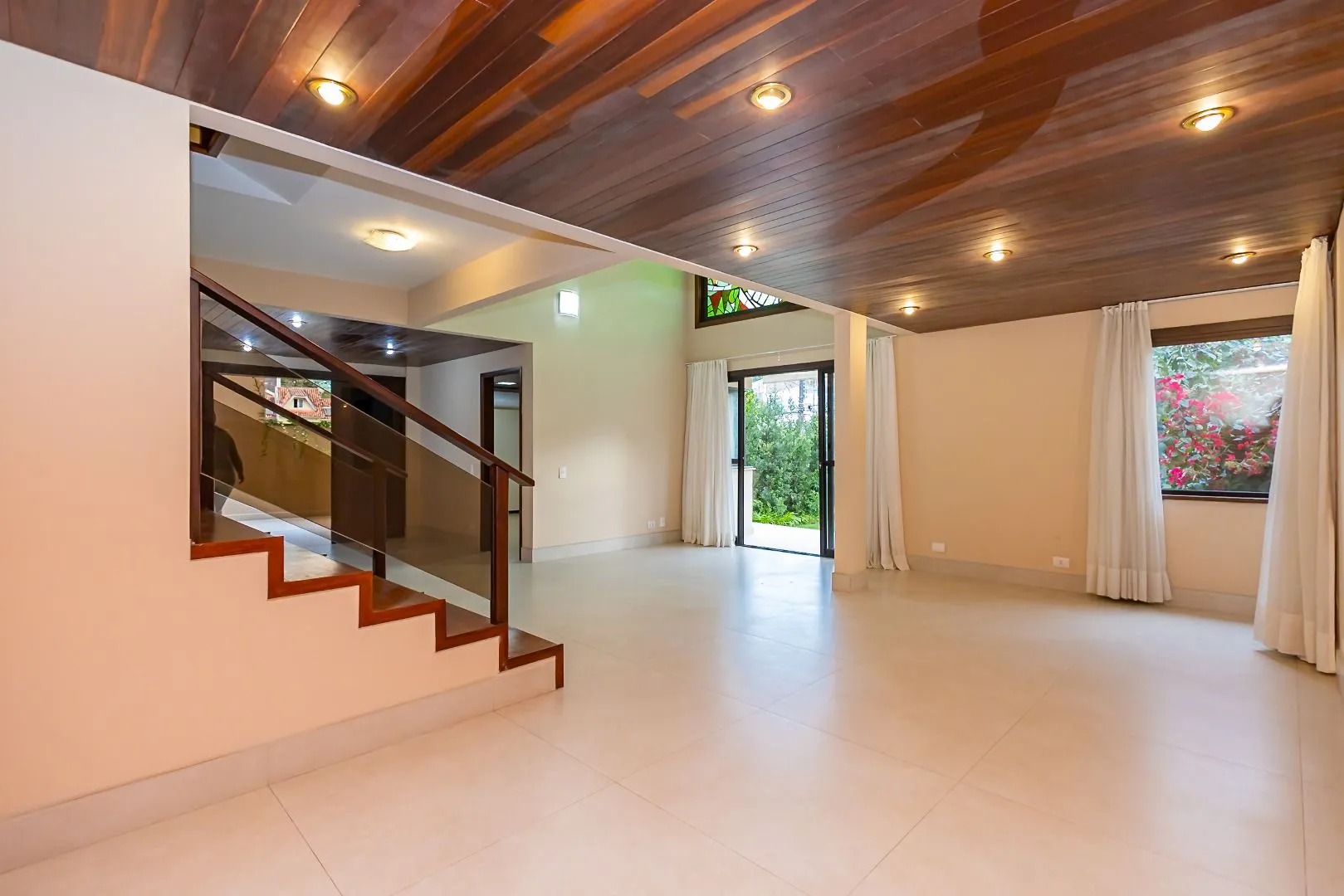 Rental house with 4 bedrooms and 5 bathrooms across 550 m² — photo 24