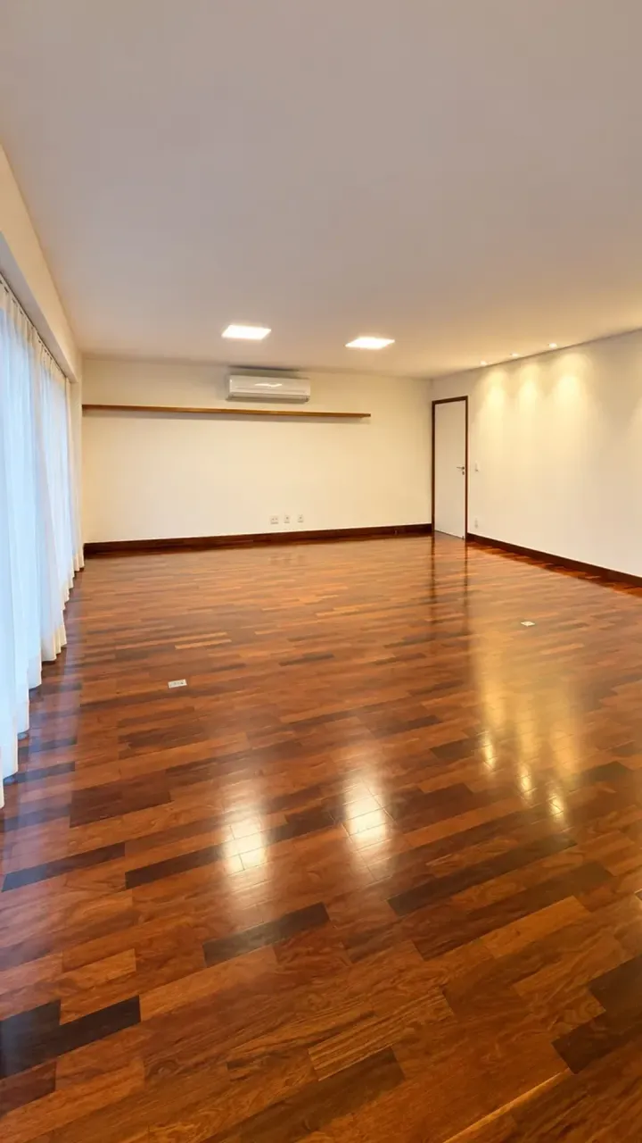 Wood or laminate floors in a 4-bedroom apartment, 260 m² — photo 4