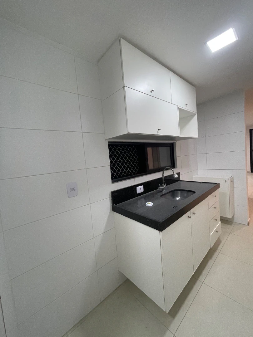 Balcony with a grill in a 3-bedroom apartment, 80 m² — photo 7