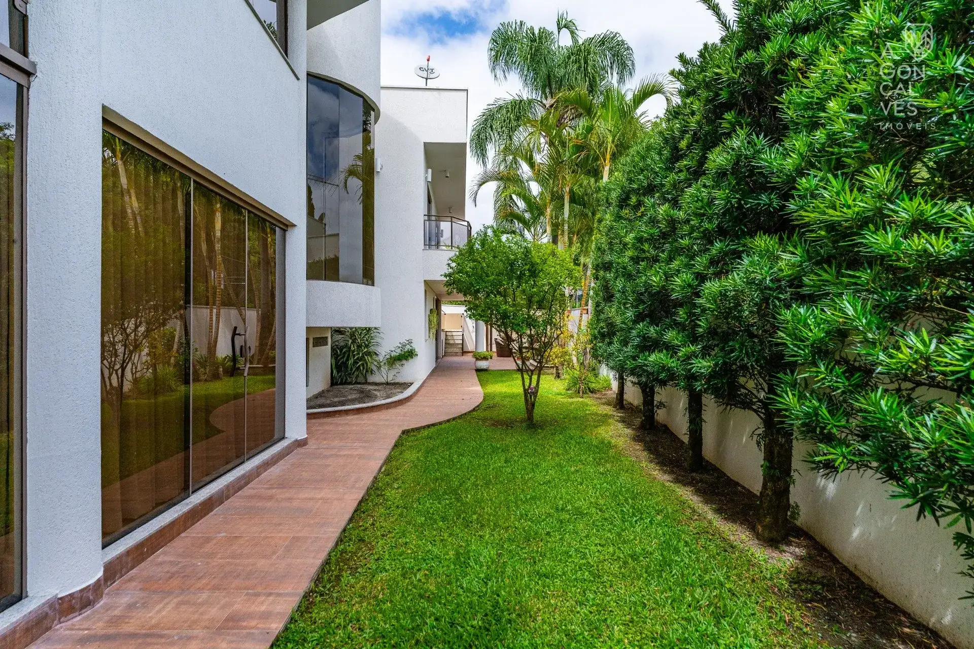 Unfurnished house with 4 bedrooms and 5 bathrooms — photo 41