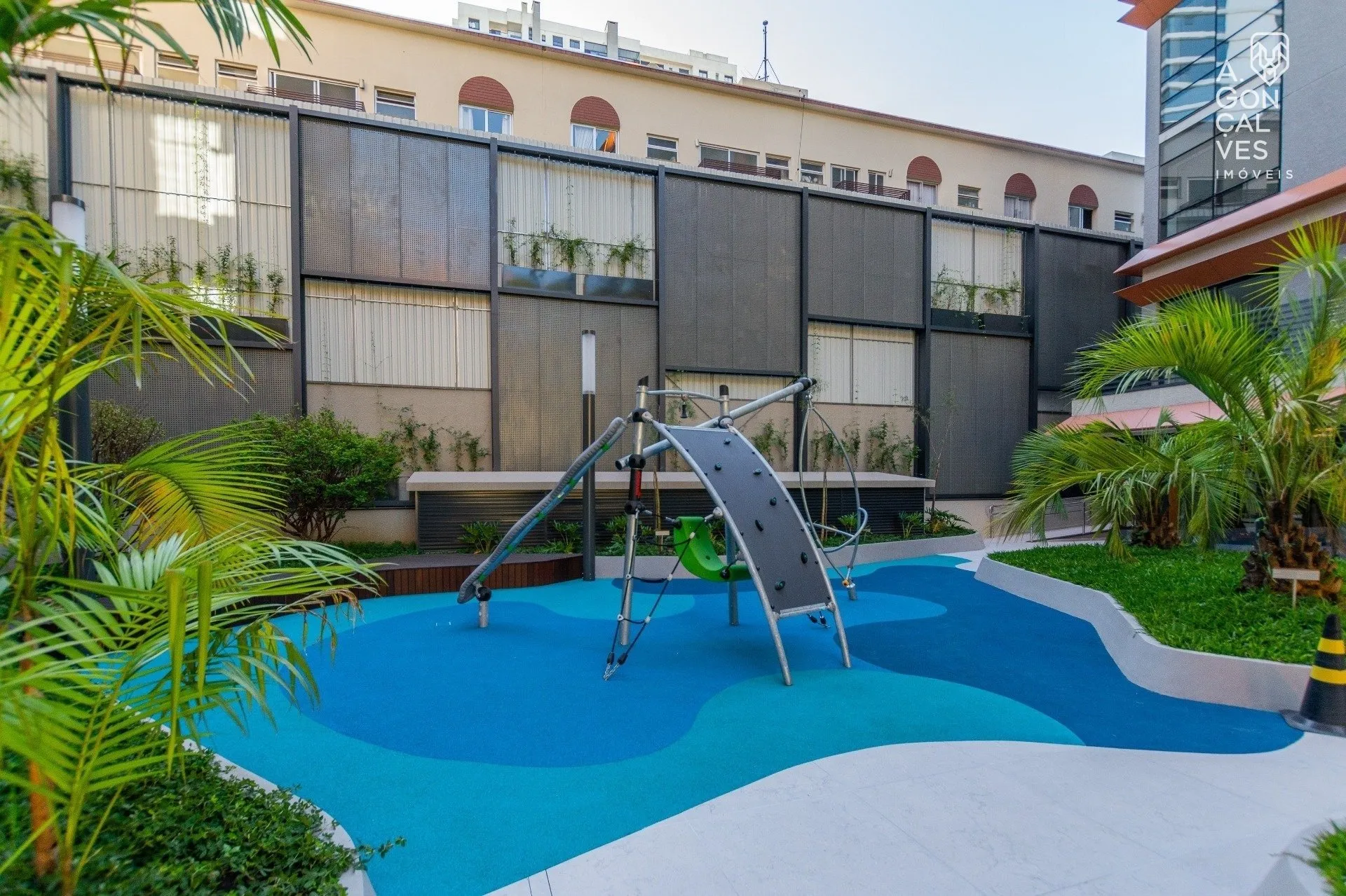 Furnished 223 m² apartment with 3 en-suites and 3 parking spots — photo 34