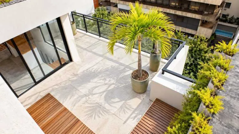 3-bedroom apartment in a building with a pool — photo 23