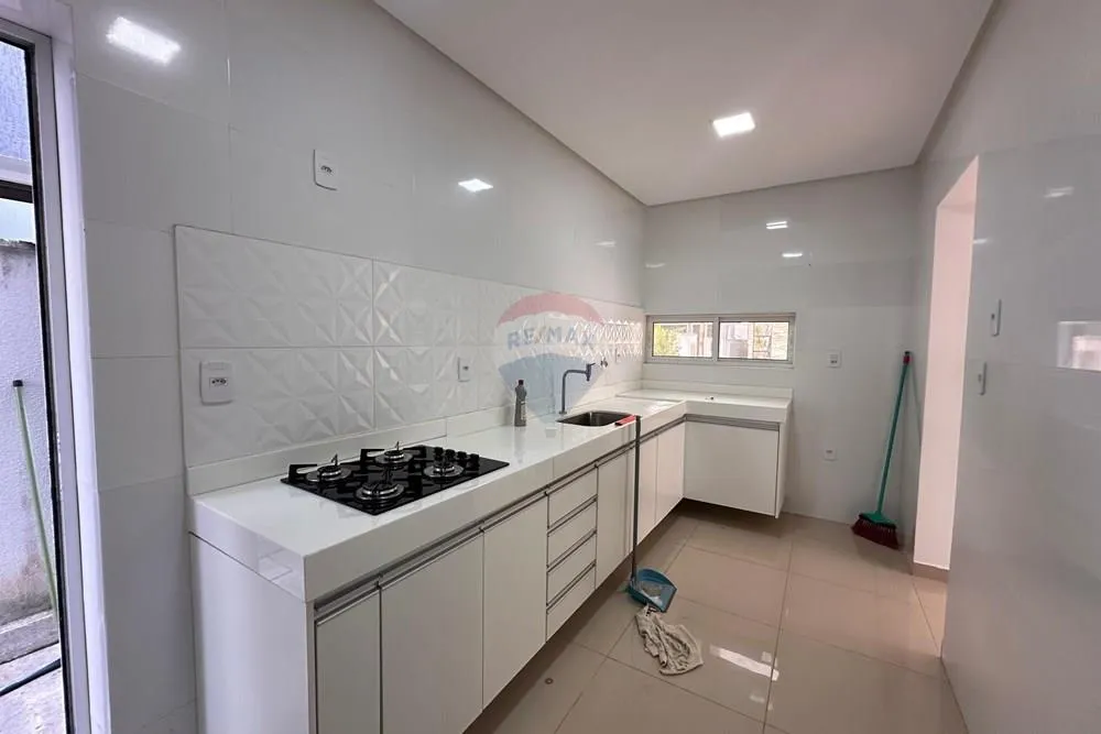 Unfurnished single-story house with 3 bedrooms and 2 suites — photo 8