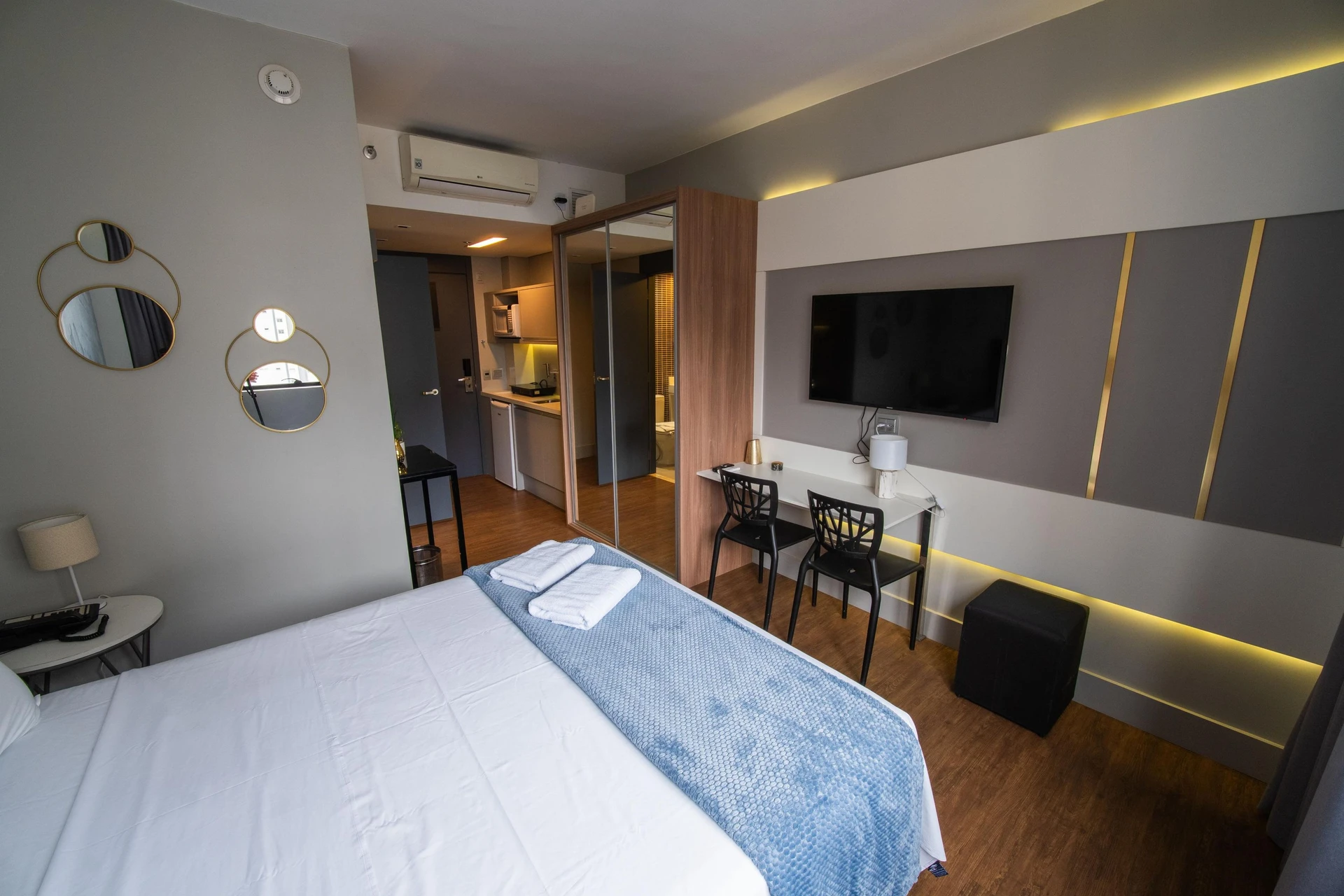 Furnished studio with 1 bedroom and 1 bathroom — photo 4