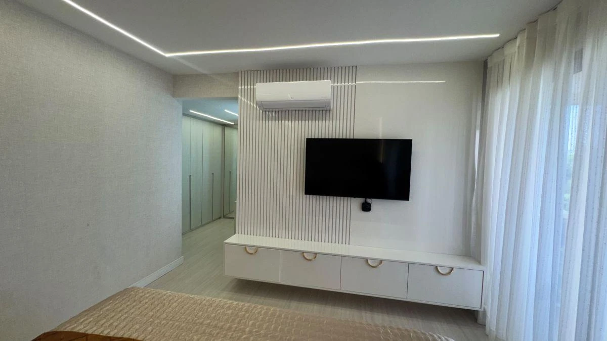 Walk-in closet in a 4-bedroom apartment, 217 m² — photo 25