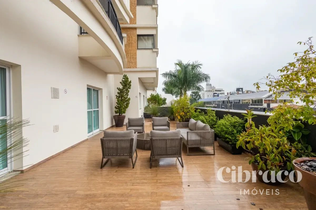 Balcony with a grill in a 2-bedroom apartment, 71 m² — photo 4