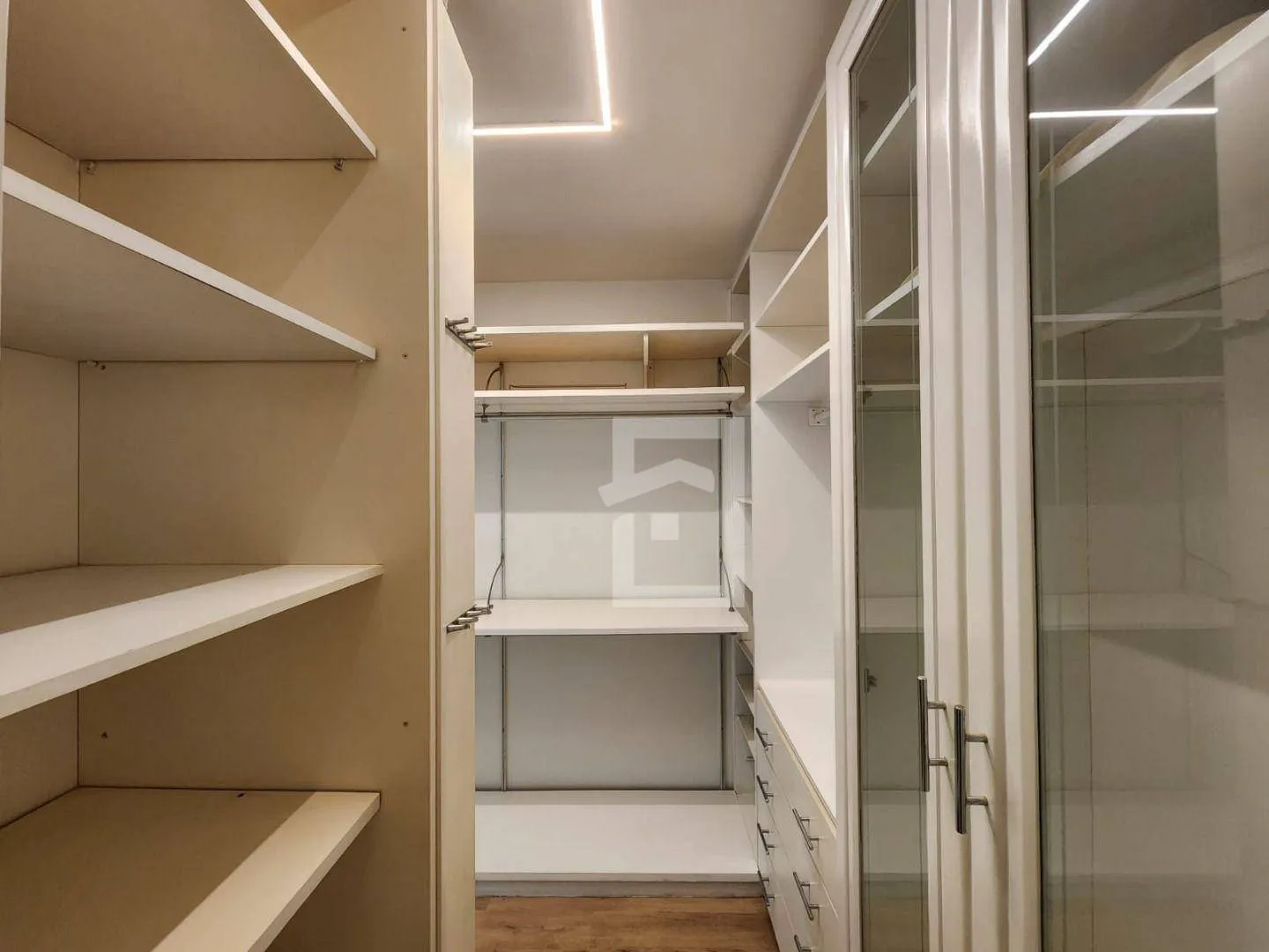 4-bedroom apartment with enclosed balcony and private garden — photo 92