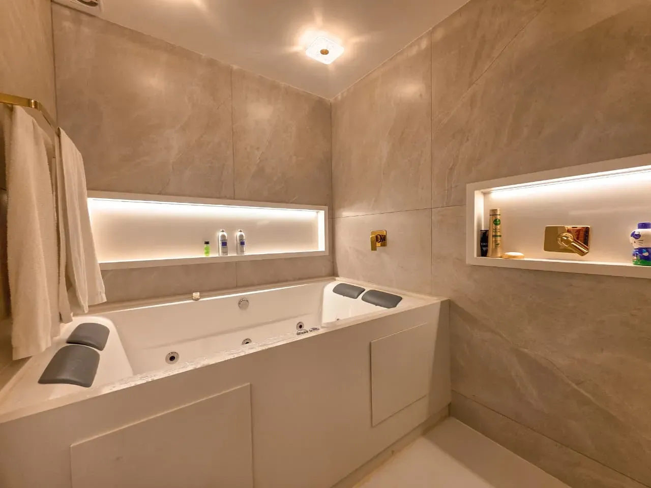 Bathtub in a 3-bedroom apartment, 240 m² — photo 7