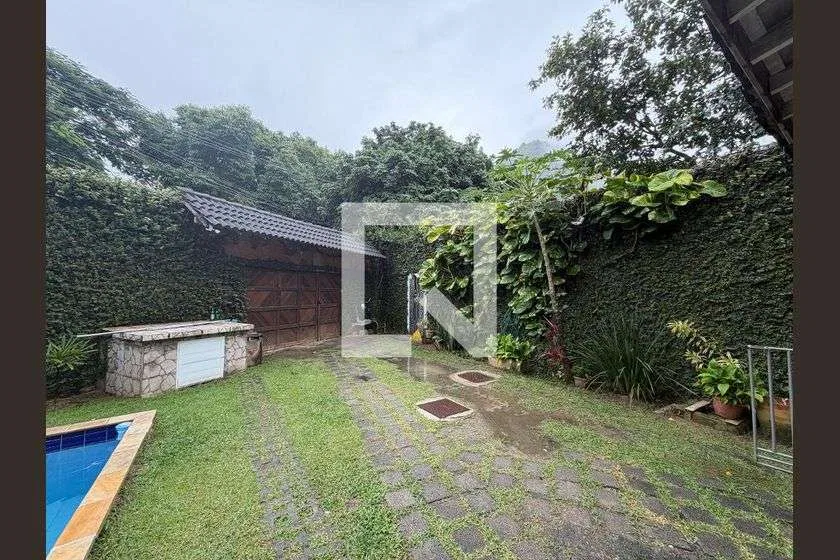 Balcony with a grill in a one-bedroom house, 75 m² — photo 28