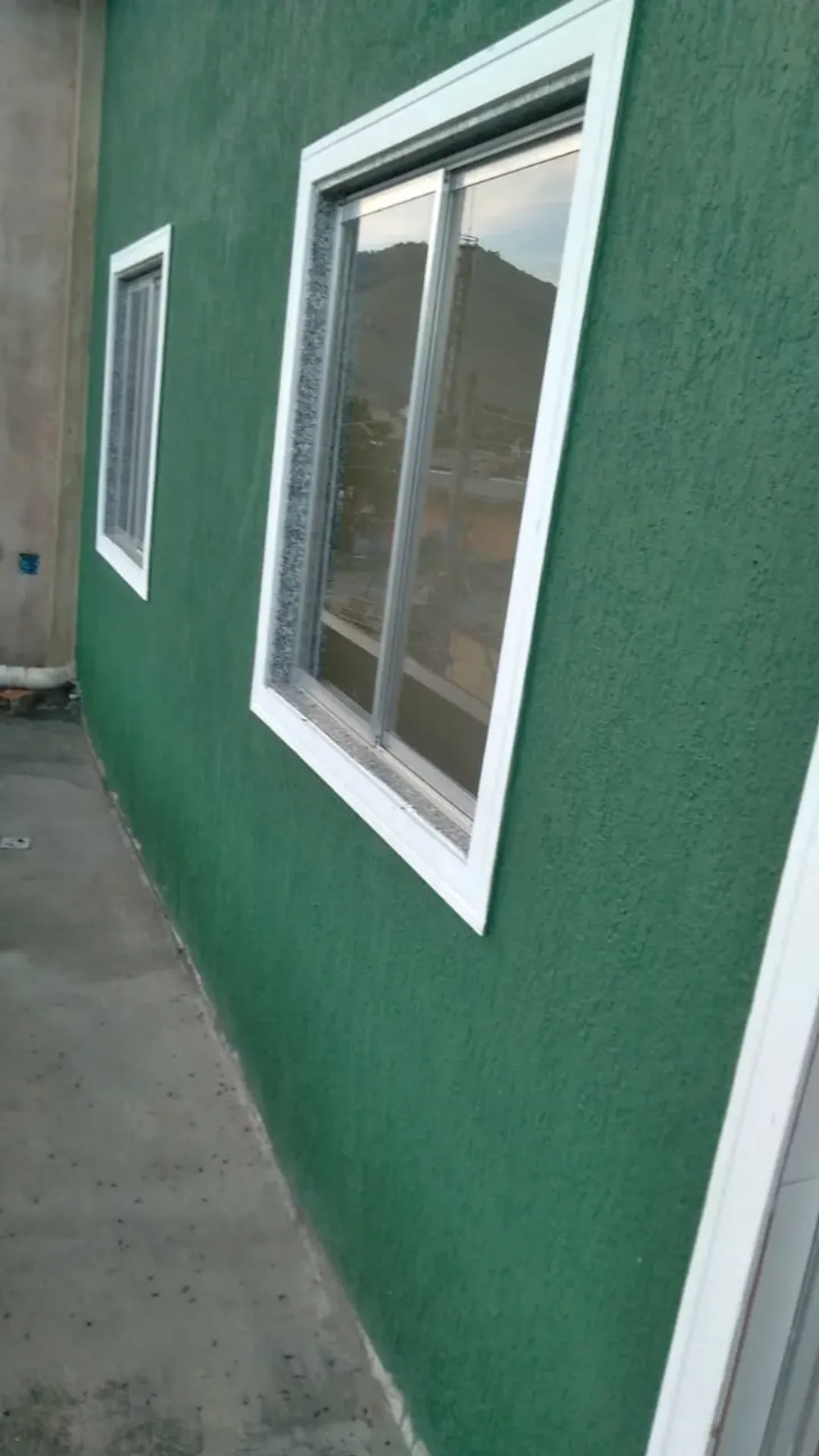 Unfurnished apartment with a balcony and 2 bedrooms — photo 2