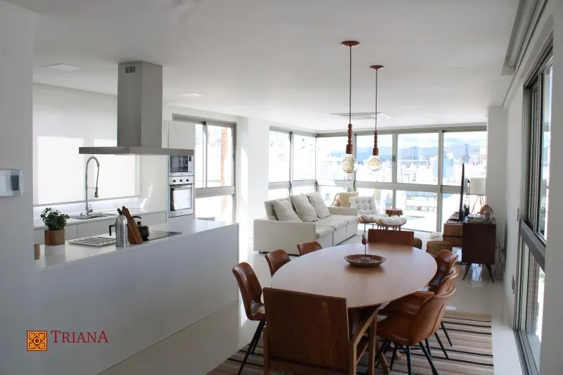 Furnished apartment, 171 m², with floor-to-ceiling windows