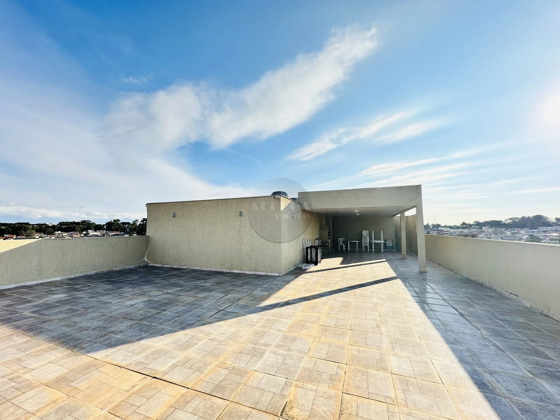 Balcony with a grill in a one-bedroom apartment, 60 m² — photo 5