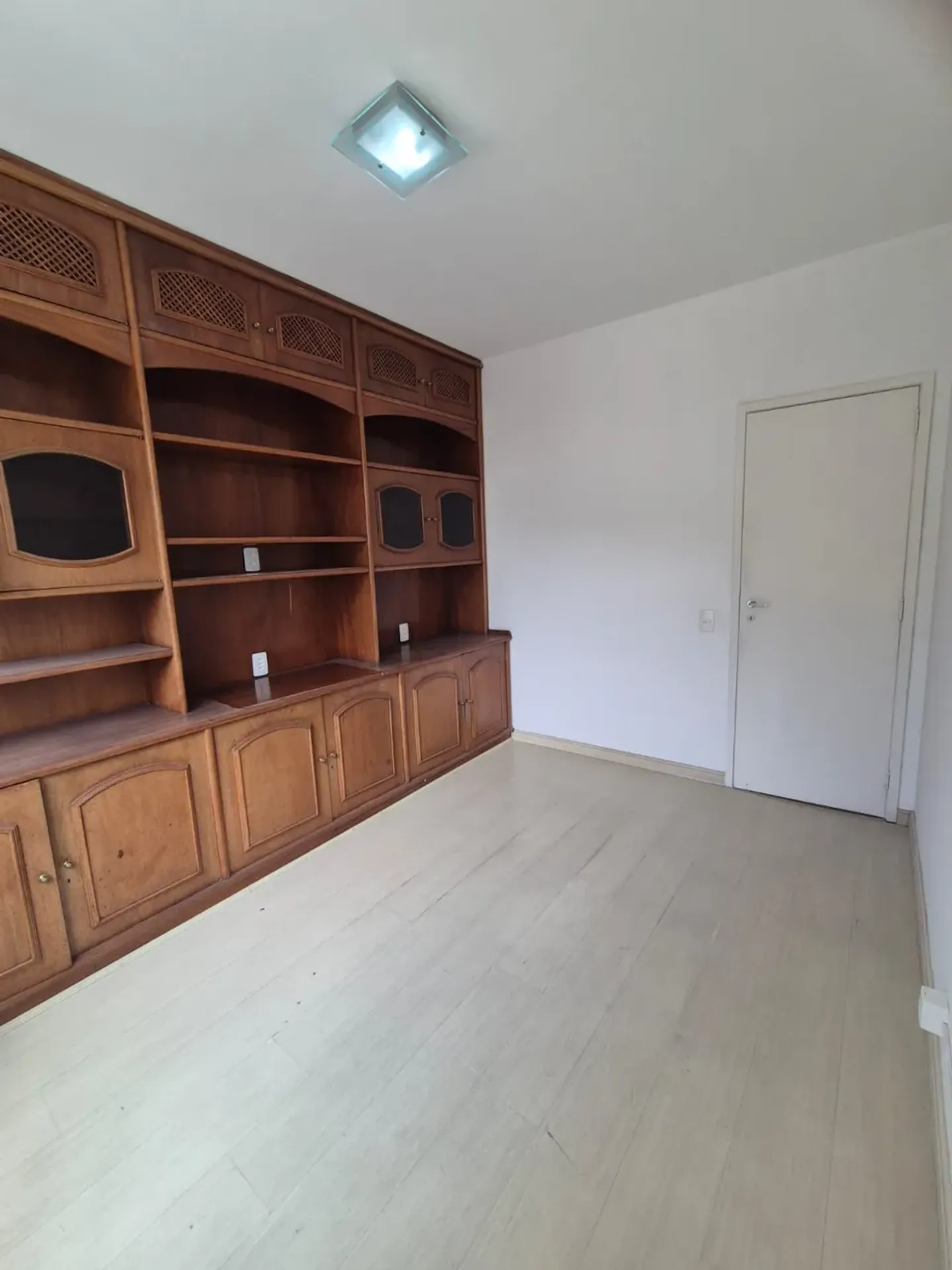 140 m² apartment with a bathtub and a home office — photo 13