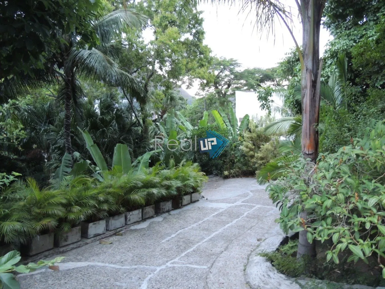 House with 3 bedrooms and 600 m² plus private BBQ terrace — photo 59