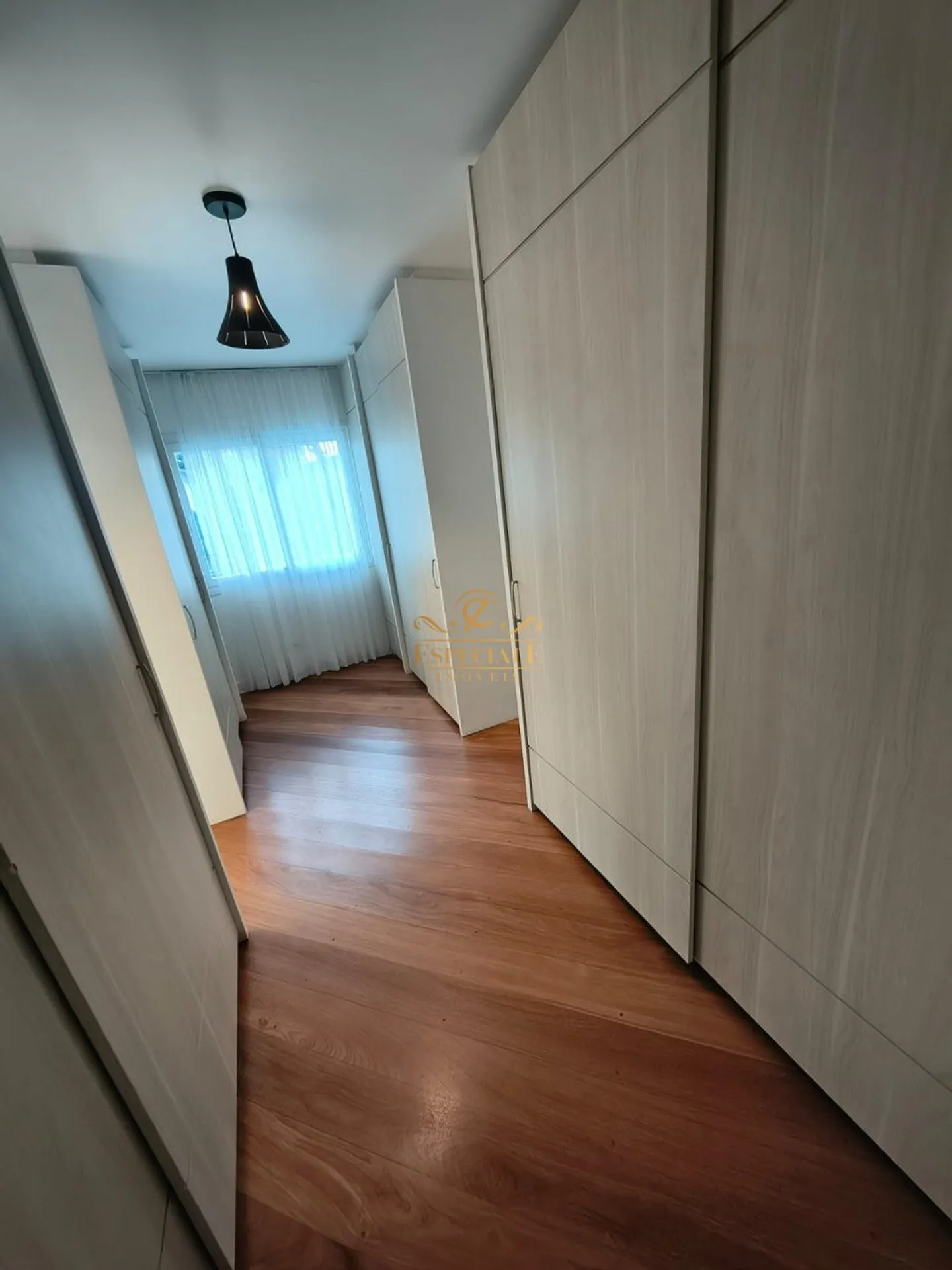 House with 5 bedrooms and a modern open-plan kitchen — photo 22