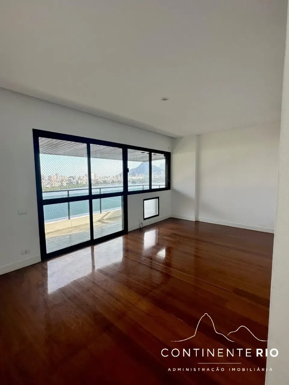 Apartamento con 4 dormitorios y balcón acristalado — photo 8