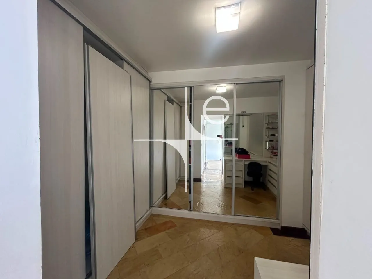 254 m² apartment with a walk-in closet and a home office — photo 3