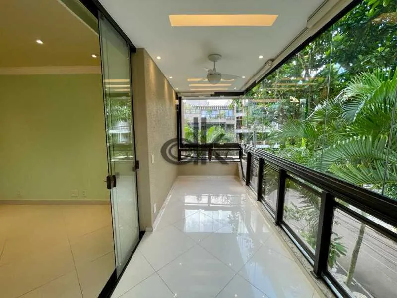 Furnished apartment, 98 m², with a glass-enclosed balcony — photo 13
