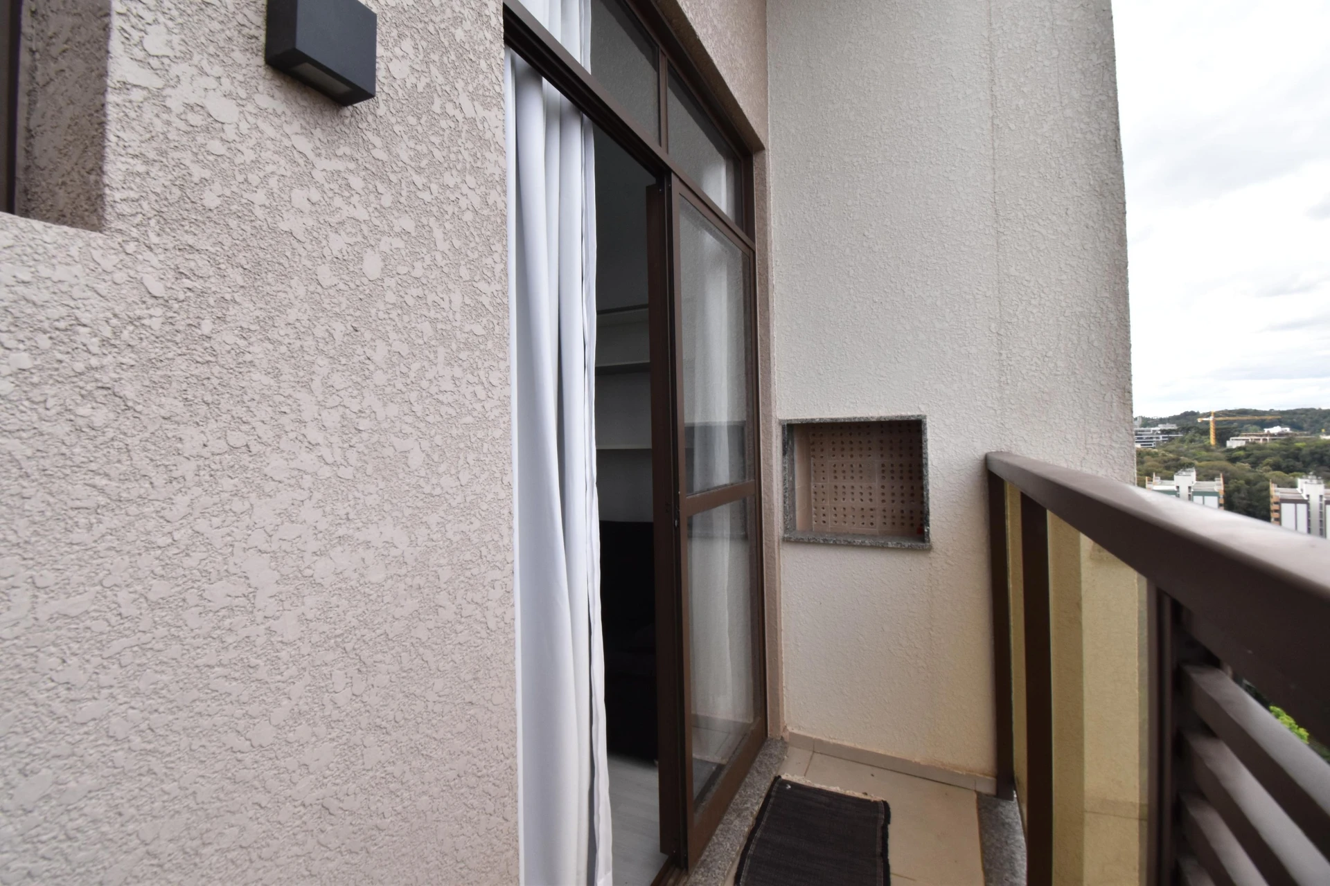 One-bedroom apartment in a building with a gym — photo 23