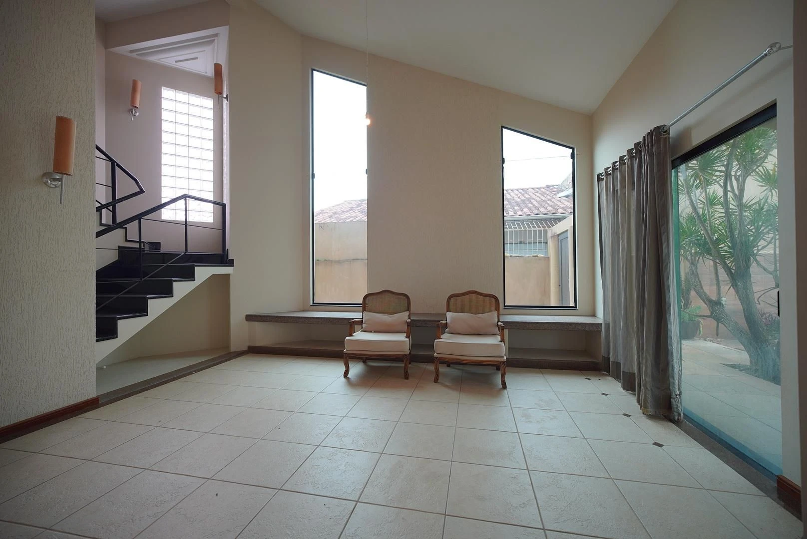 407 m² house with a washing machine and a bathtub — photo 6