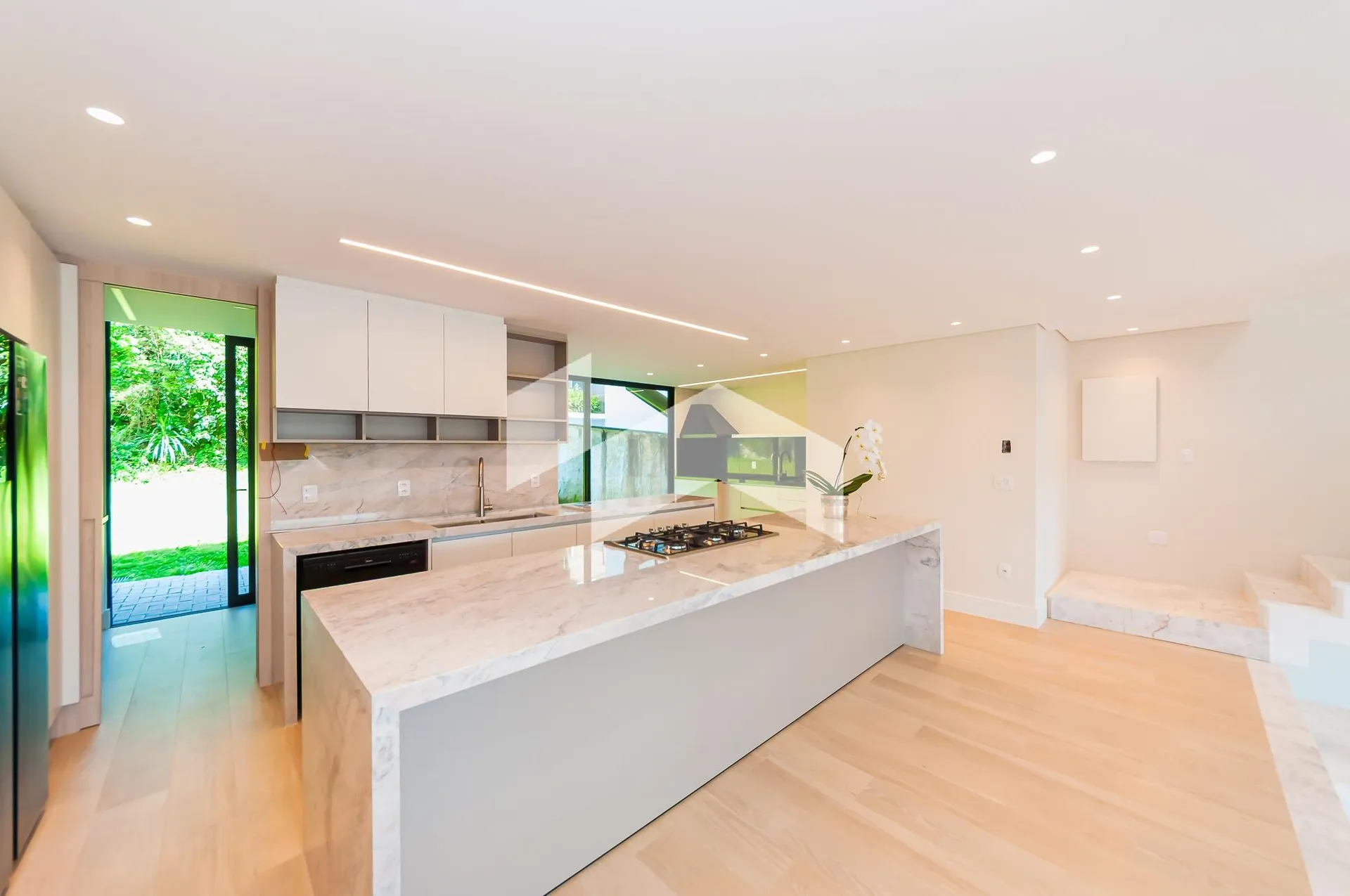 3-bedroom house with a bathtub — photo 5