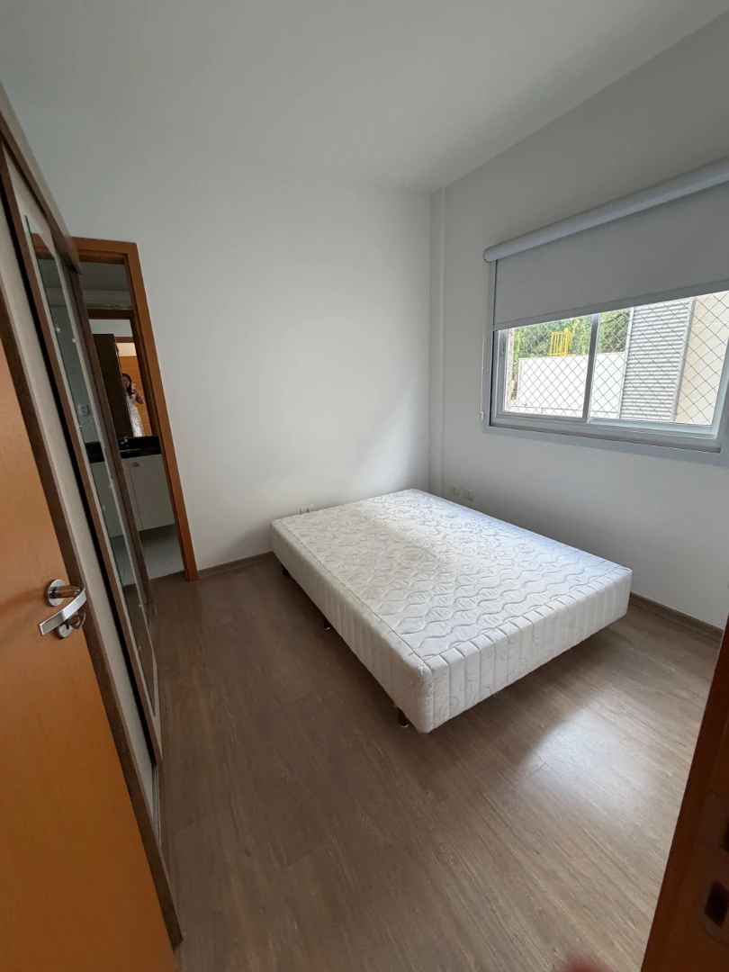 Furnished 1-bedroom apartment with open-plan kitchen — photo 3