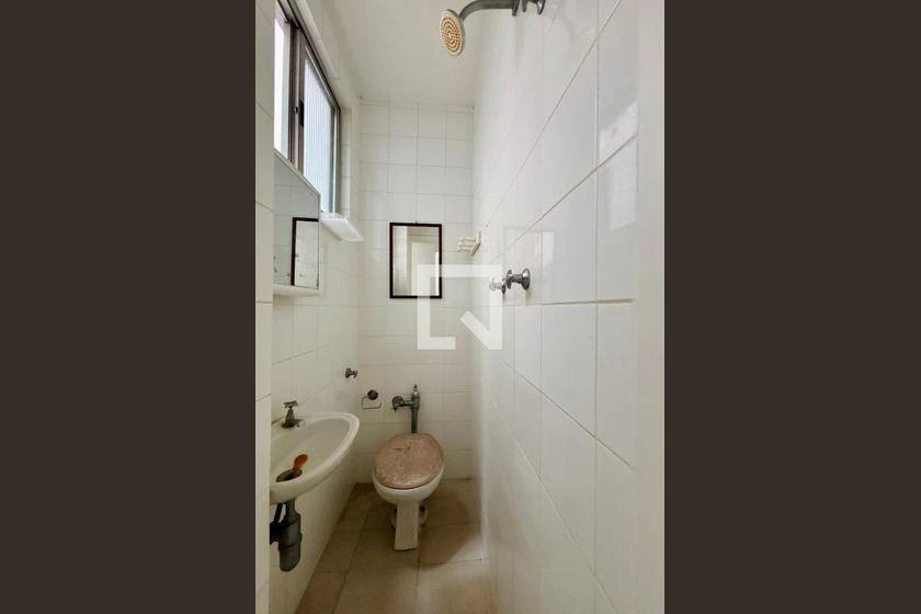 3-bedroom apartment with wood or laminate floors — photo 3