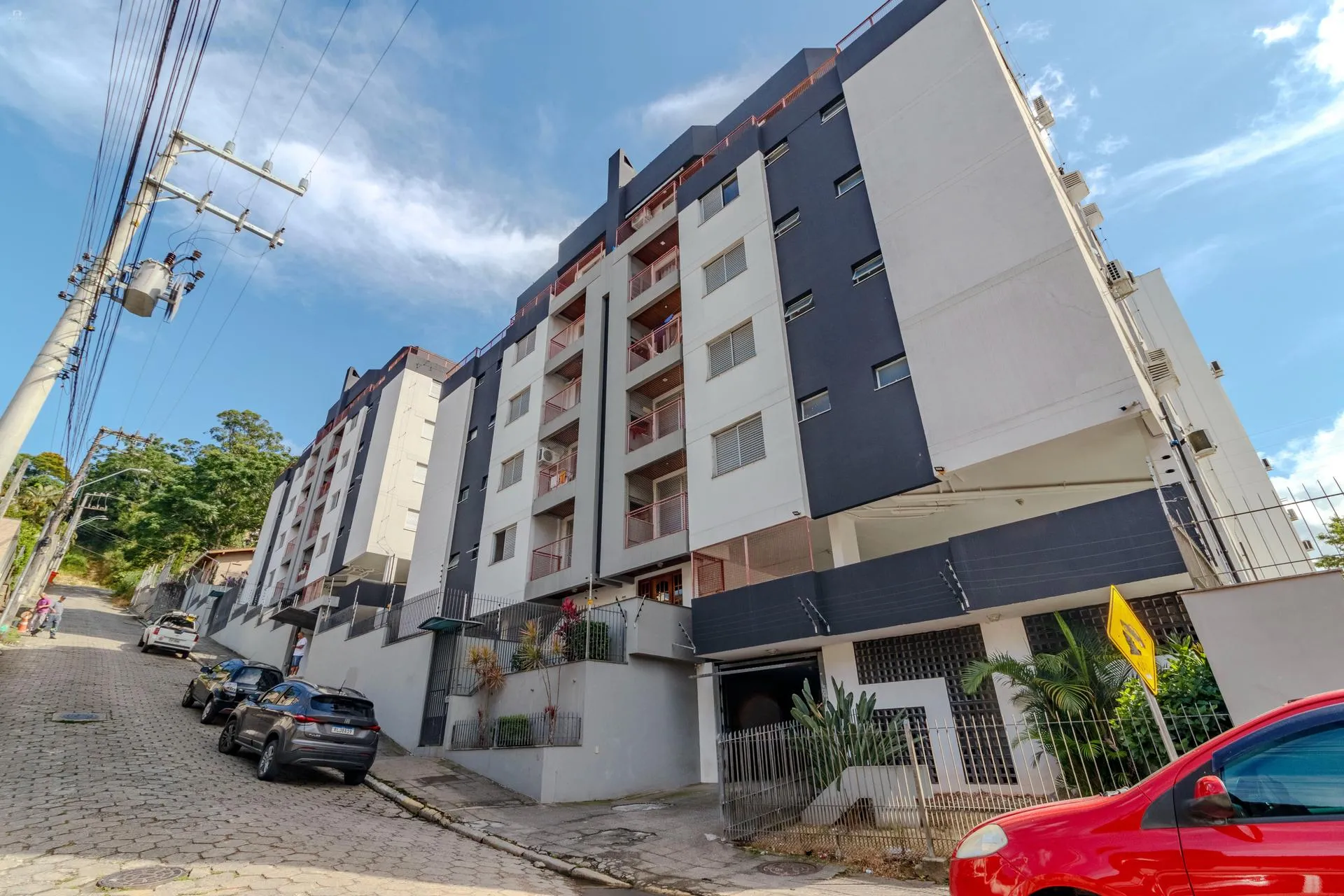 Balcony with a grill in a 2-bedroom apartment, 60 m² — photo 13