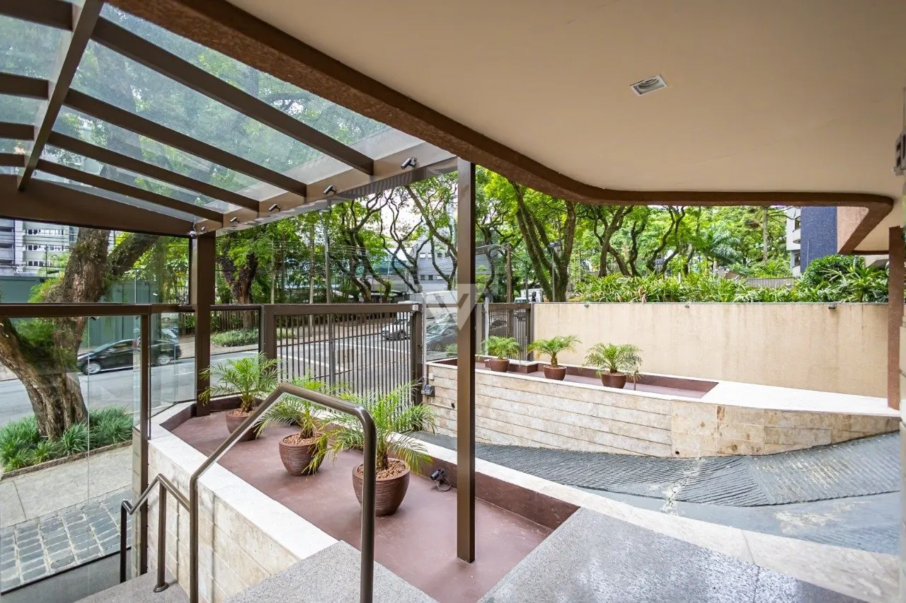 Apartment with wood floors, 4 bedrooms and glass balcony — photo 34