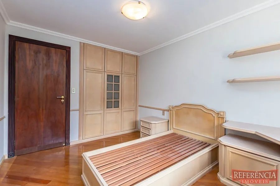 Condo house with 3 bedrooms and a closed kitchen — photo 17