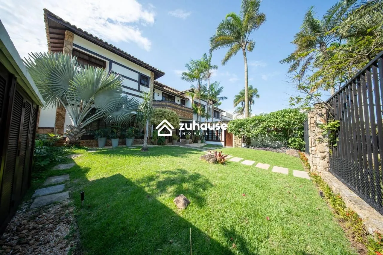 House, 800 m², with floor-to-ceiling windows