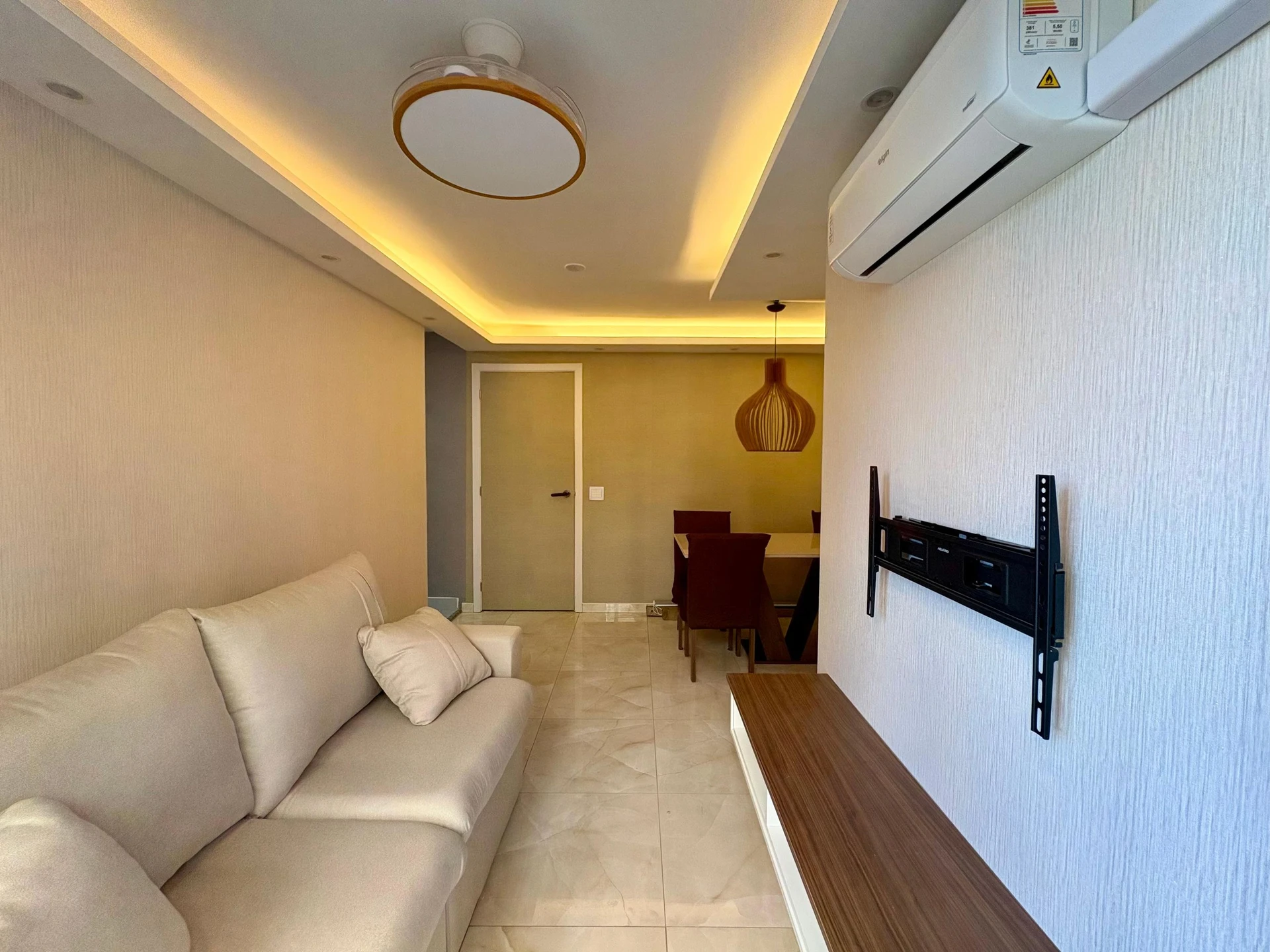 2-bedroom apartment in a building with a gym — photo 11