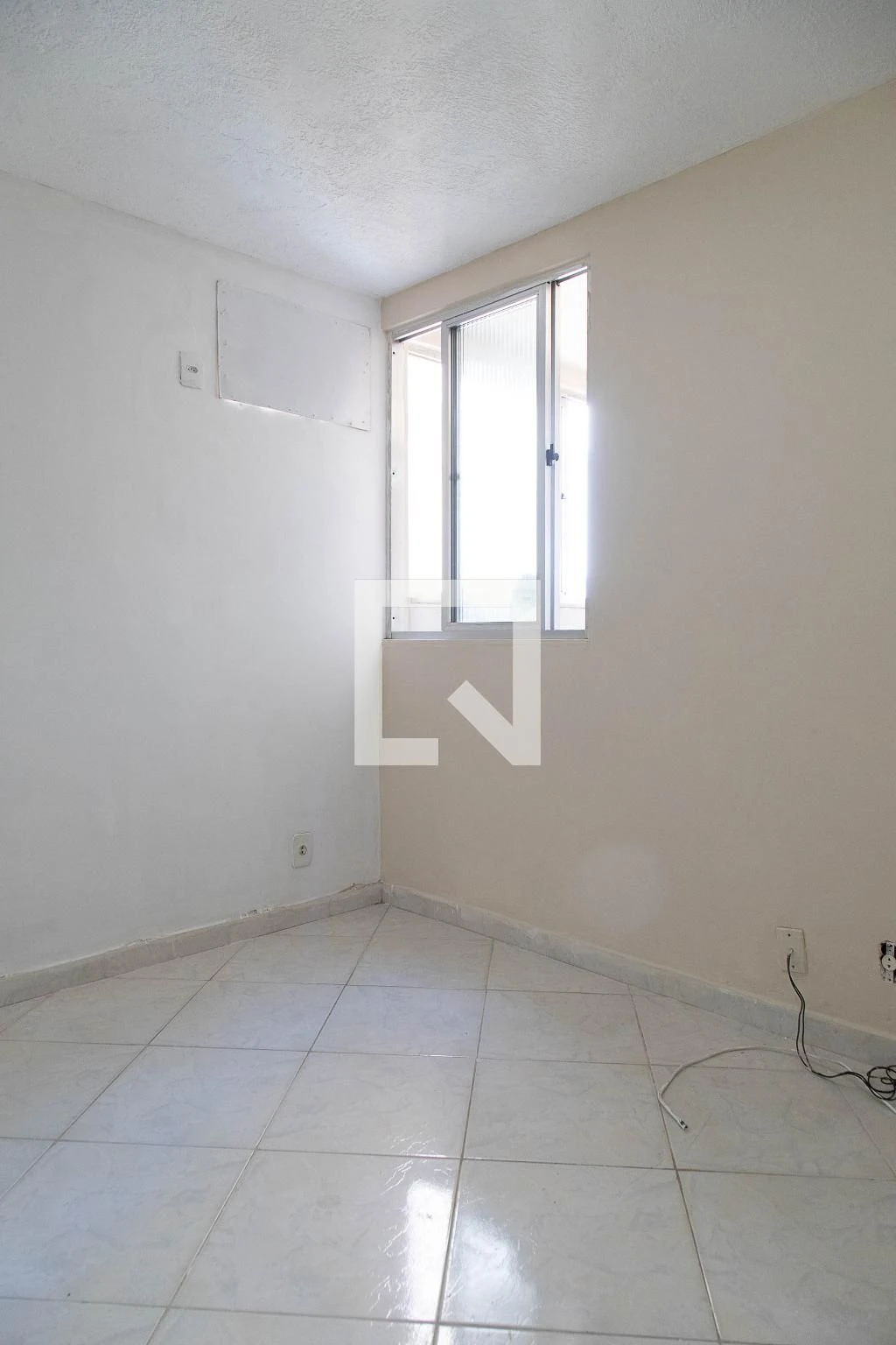 Unfurnished 1-bedroom apartment with a glass shower — photo 21