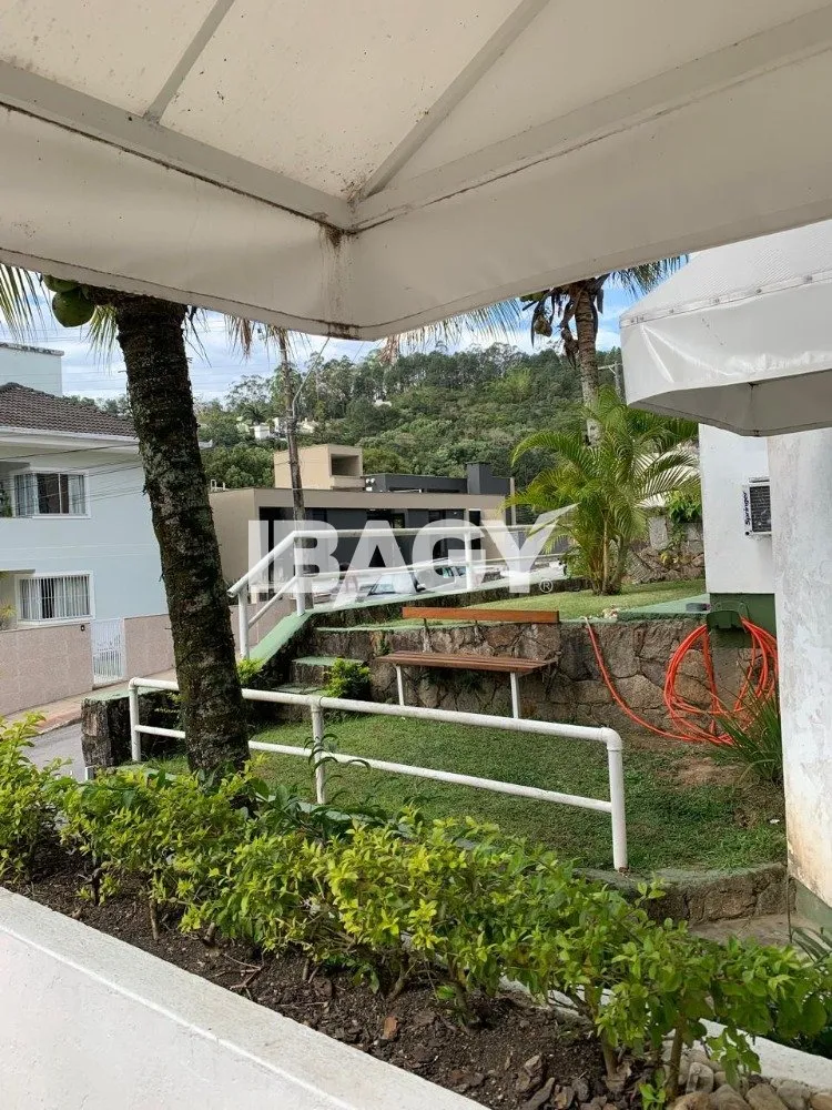 House with 4 bedrooms and 380 m², 2 parking spots — photo 43