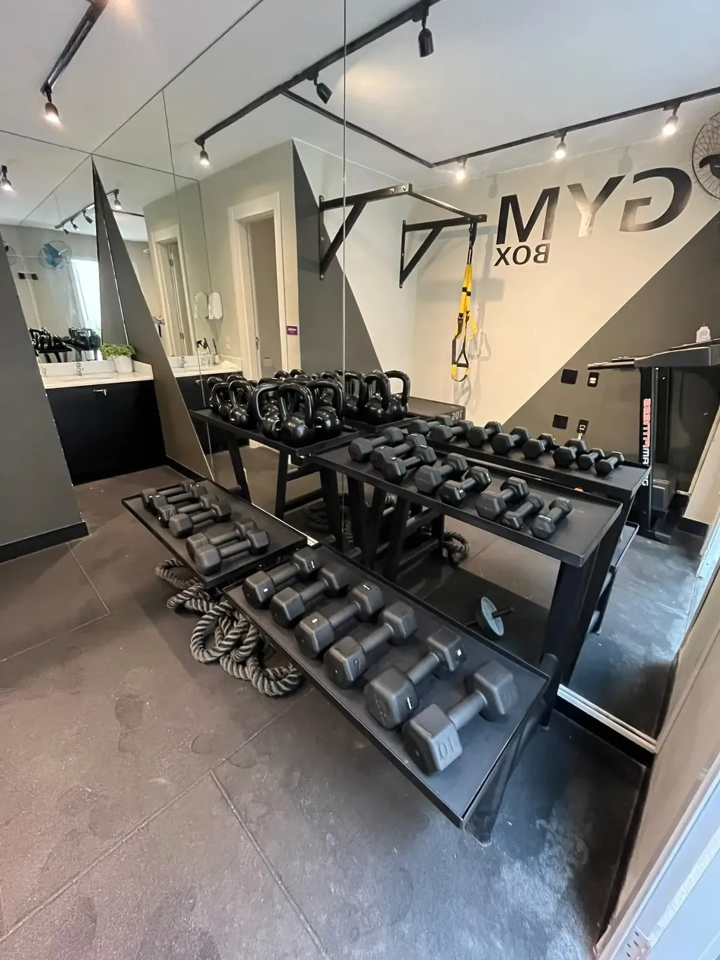 One-bedroom apartment in a building with a gym — photo 23