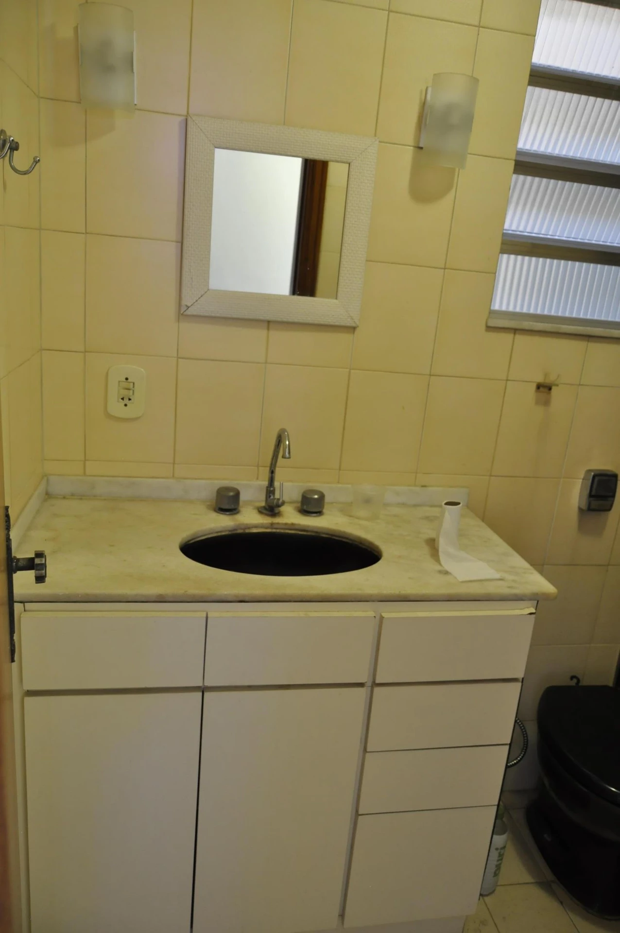Unfurnished 2-bedroom apartment with a balcony — photo 21